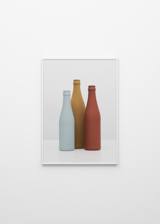 Drei Flaschen in Vichyform (Lichtblau, Gelbbraun, Rotbraun), 2023