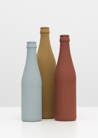 Drei Flaschen in Vichyform (Lichtblau, Gelbbraun, Rotbraun), 2023