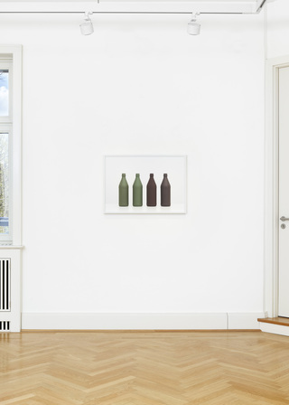 Installation view 'Gläsern': Euroform 2 (Olivgrün, Schokoladenbraun), 2021 