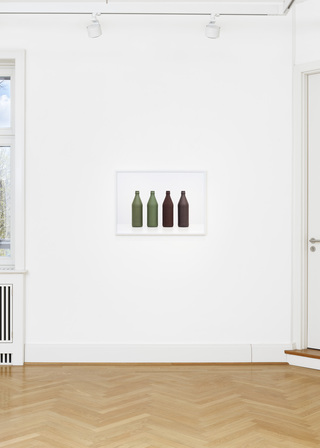 Installation view 'Gläsern', Schloss Biesdorf, Berlin, 2025 / Euroform 2 (Olivgrün, Schokoladenbraun), 2021 